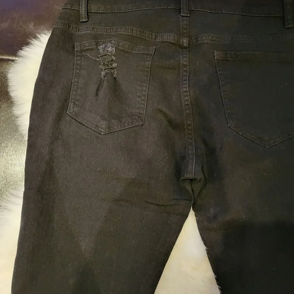 NWOT Distressed Relax  Fit Black Jeans - Picture 8 of 8